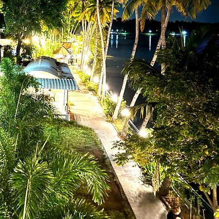 Jaladarshini Lakeside Gardens Acomodação com café da manhã Kollam Exterior foto
