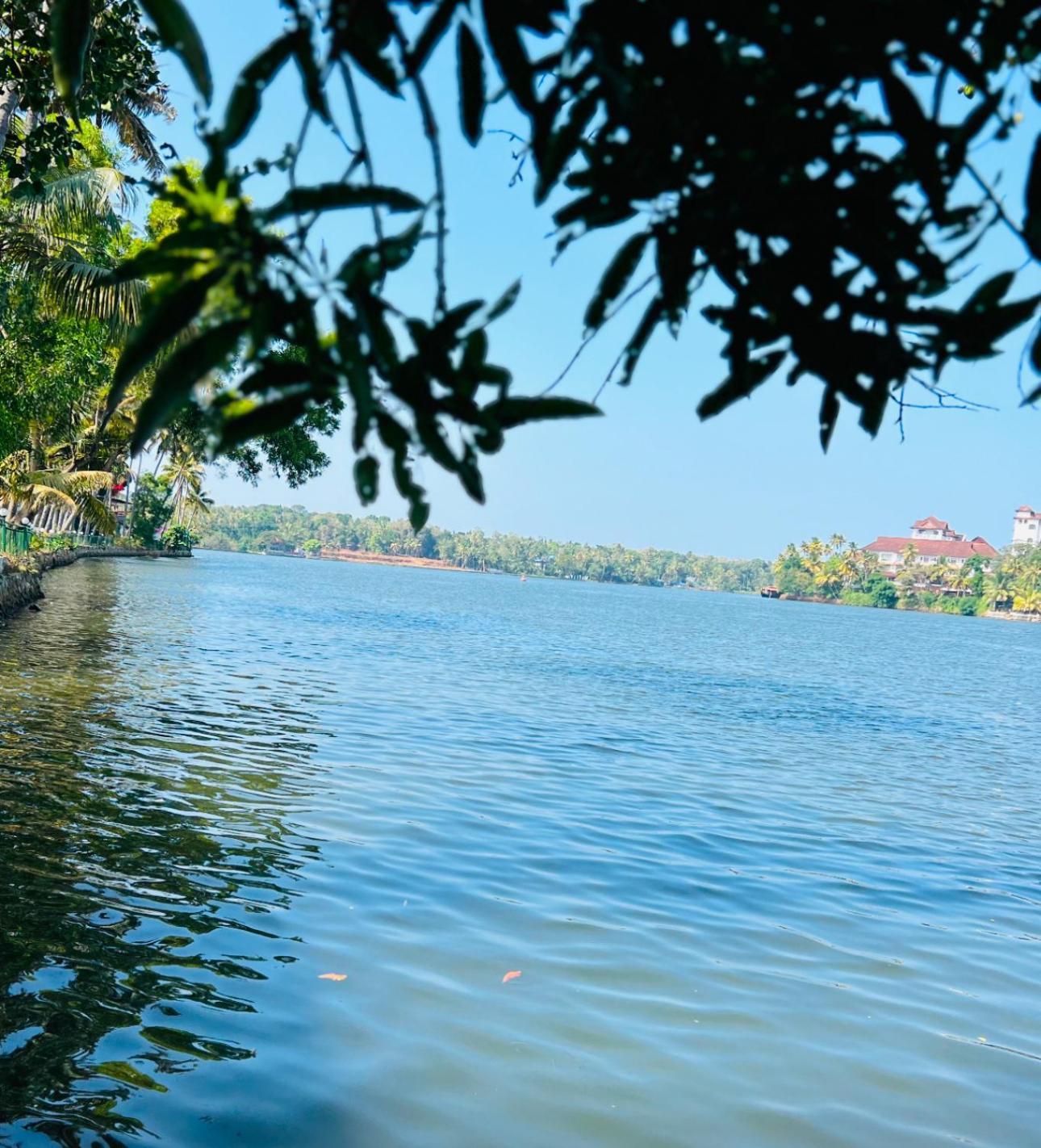 Jaladarshini Lakeside Gardens Acomodação com café da manhã Kollam Exterior foto