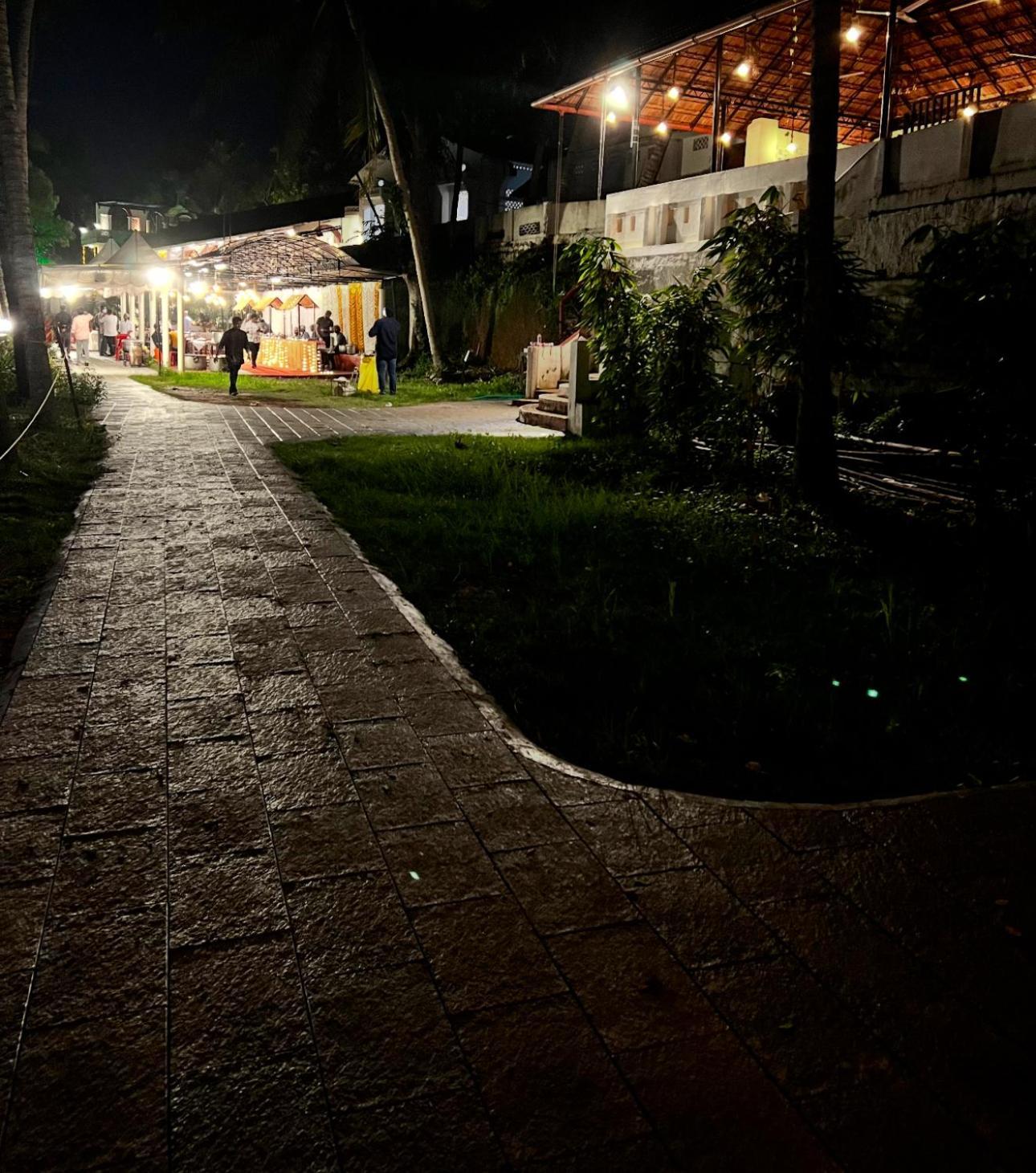 Jaladarshini Lakeside Gardens Acomodação com café da manhã Kollam Exterior foto