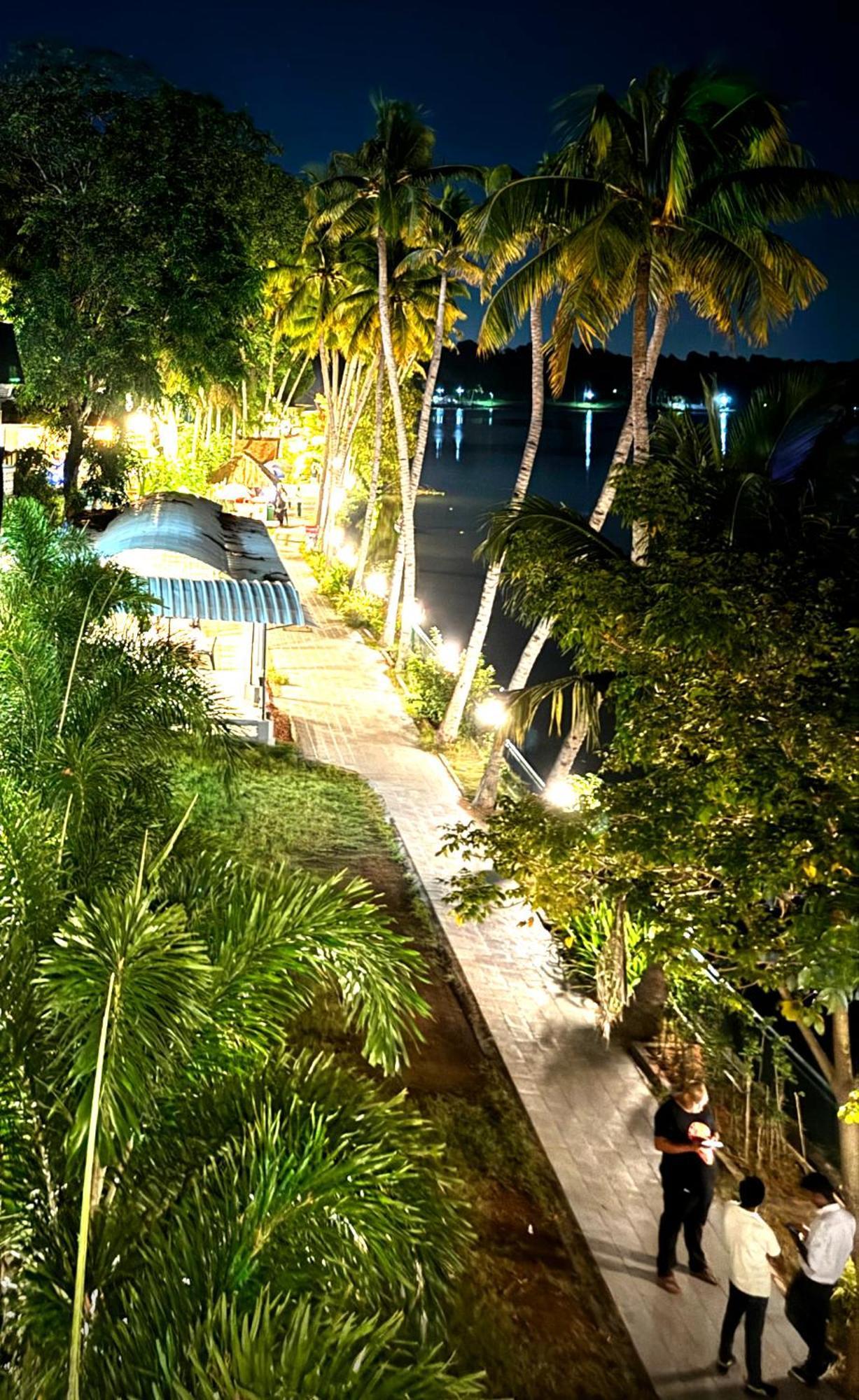 Jaladarshini Lakeside Gardens Acomodação com café da manhã Kollam Exterior foto